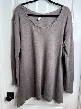 We the Free Women’s Taupe Long-Sleeve Split Side Seam Scoop Neck Pullover. M/L.